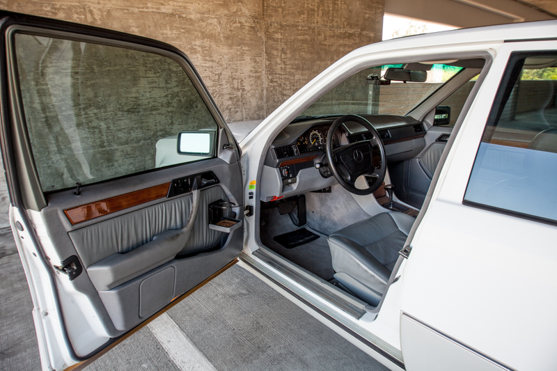 Illustration for article titled Analog Adventures in a 1992 Mercedes 300E : Neo Classic Review